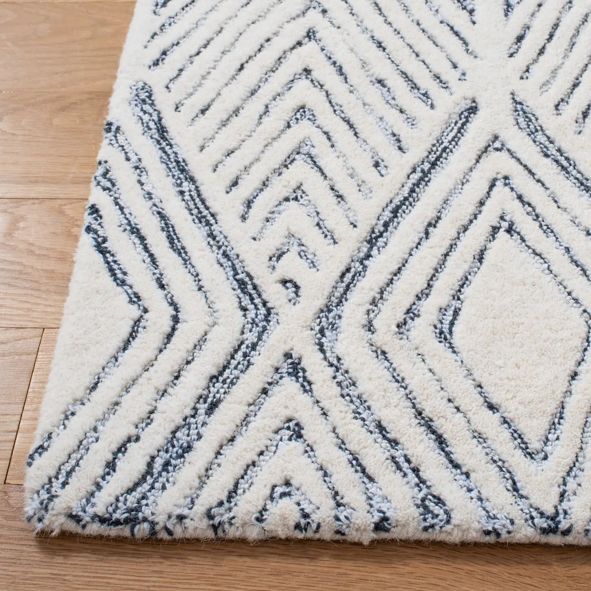 Safavieh Abstract 6'-0" x 9'-0" Rug in Ivory / Charcoal