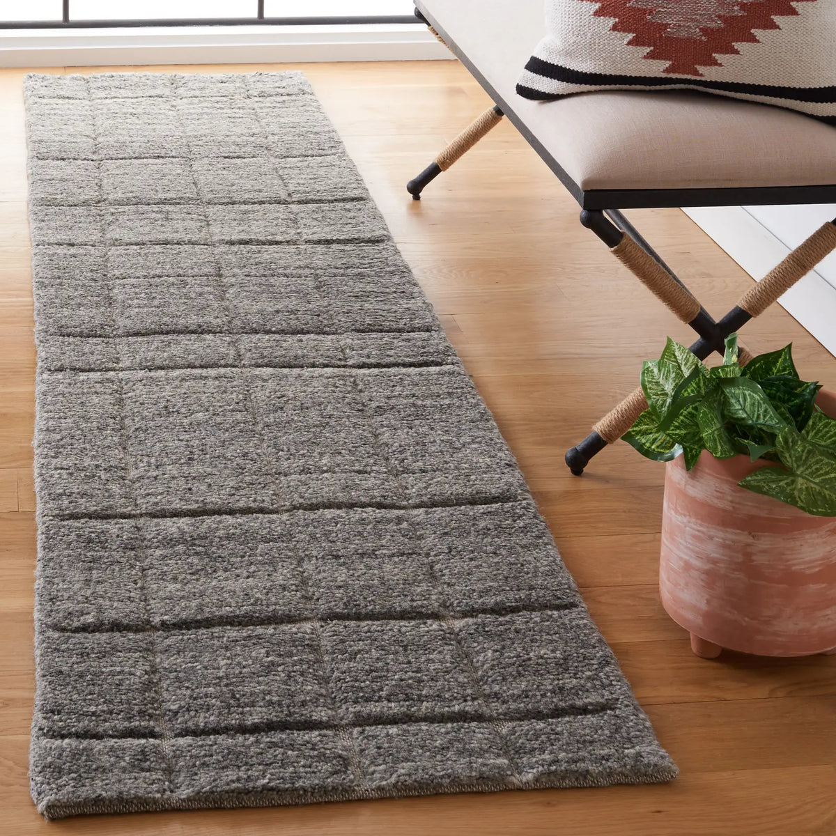 Safavieh Kenya 2'-3" x 9'-0" Rug in Dark Grey