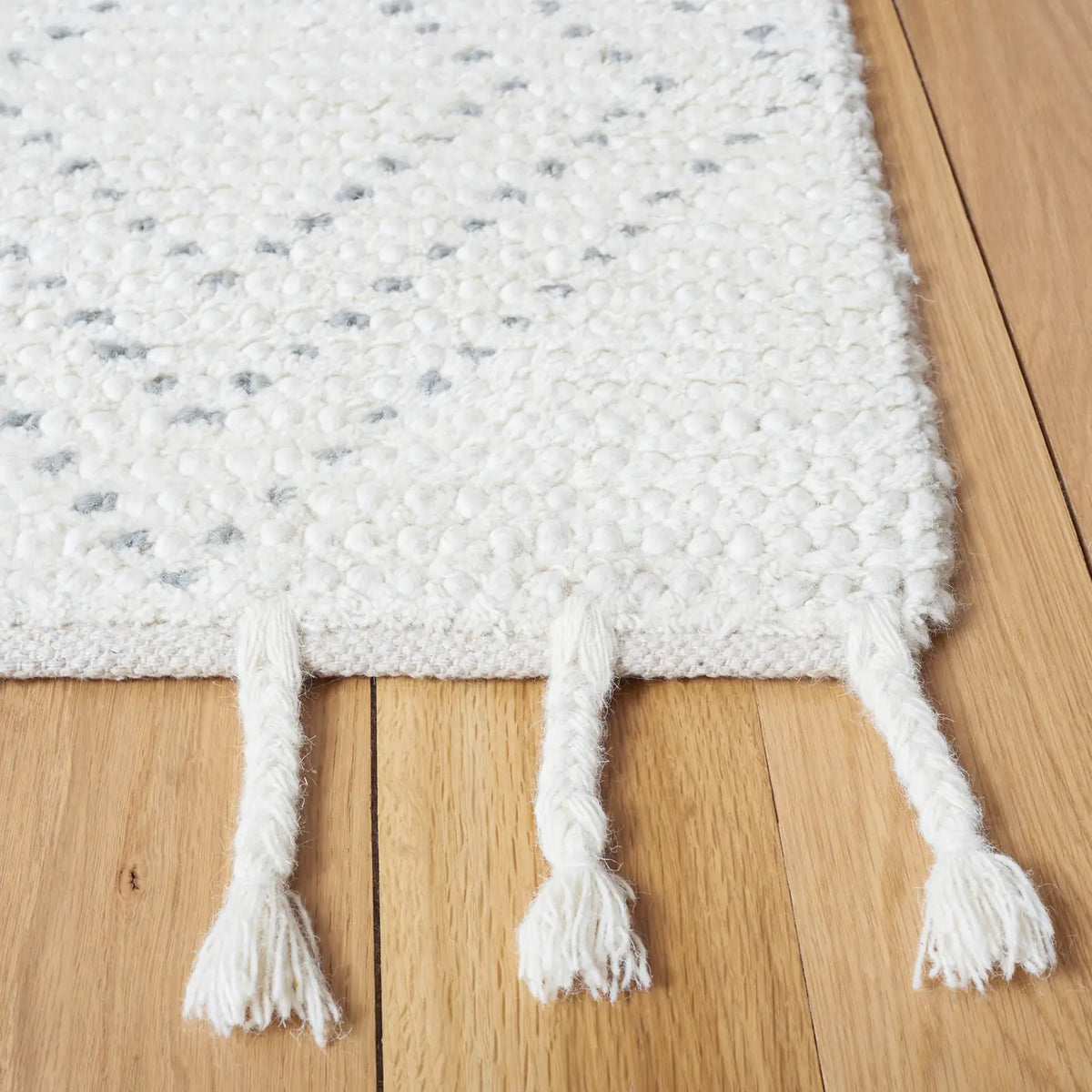 Safavieh Casablanca 4'-0" x 6'-0" Rug in Ivory / Grey