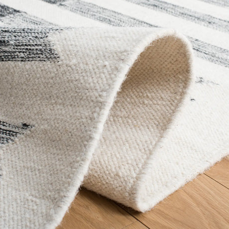 Safavieh Kilim 4'-0" x 6'-0" Rug in Ivory / Black