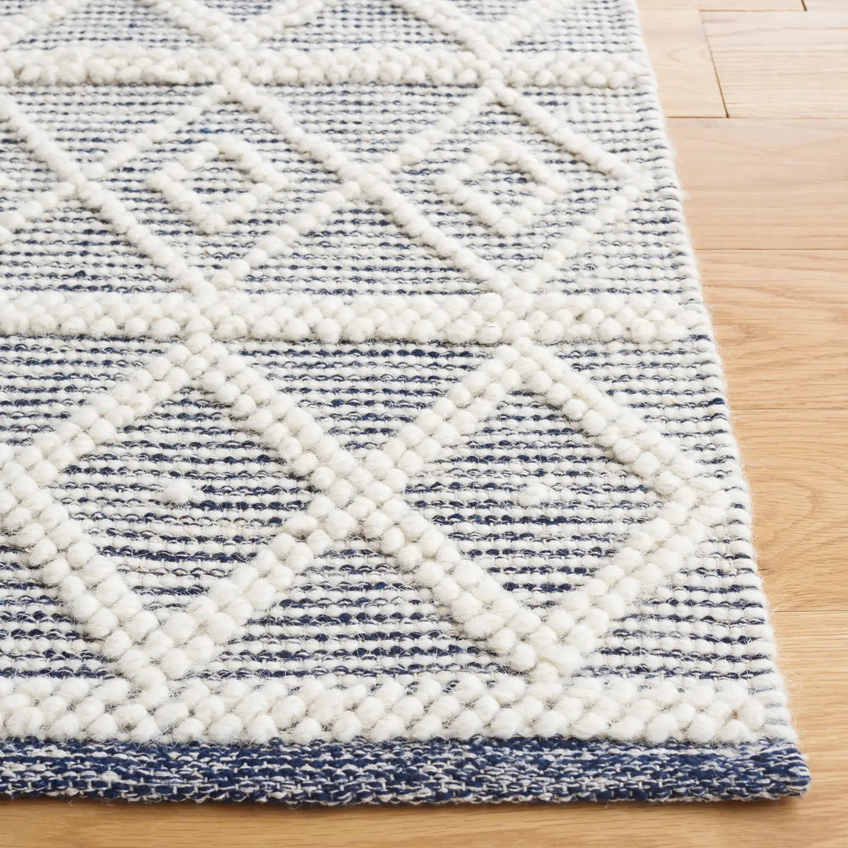 Safavieh Natura 4'-0" x 6'-0" Rug in Ivory / Navy