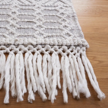 Safavieh Casablanca 4'-0" x 6'-0" Rug in Grey / Ivory
