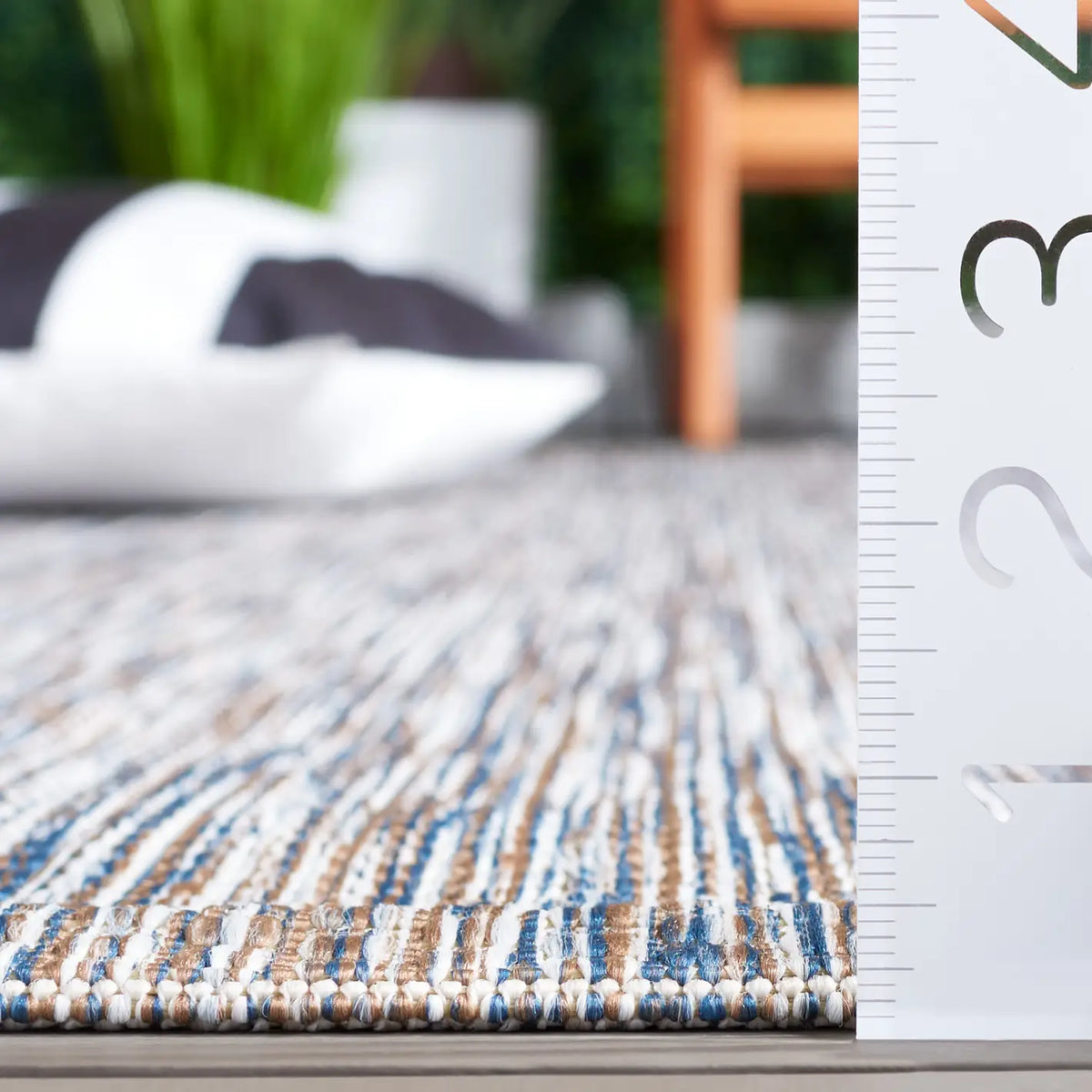 Safavieh Courtyard 4'-0" x 5'-7" Rug in Ivory Blue / Beige