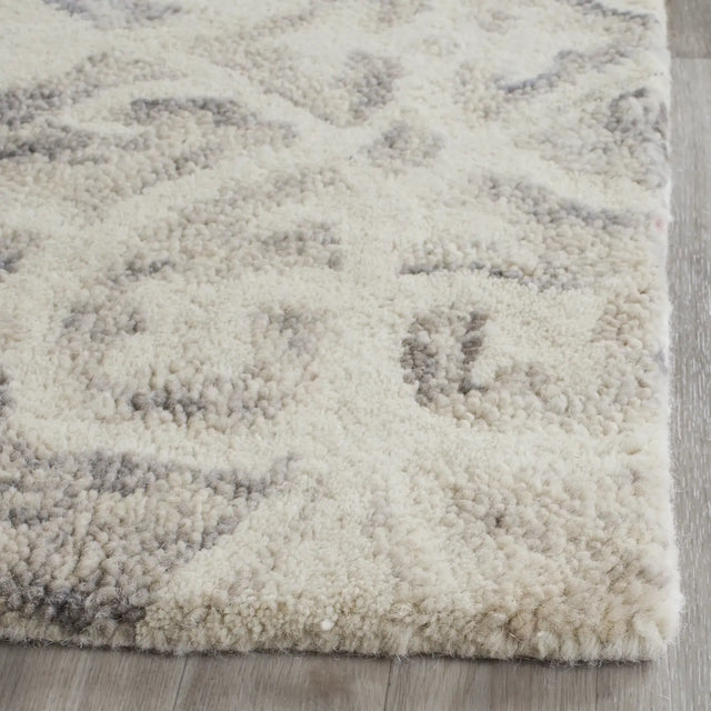 Safavieh Chatham 2'-3" x 7'-0" Rug in Light Grey / Ivory