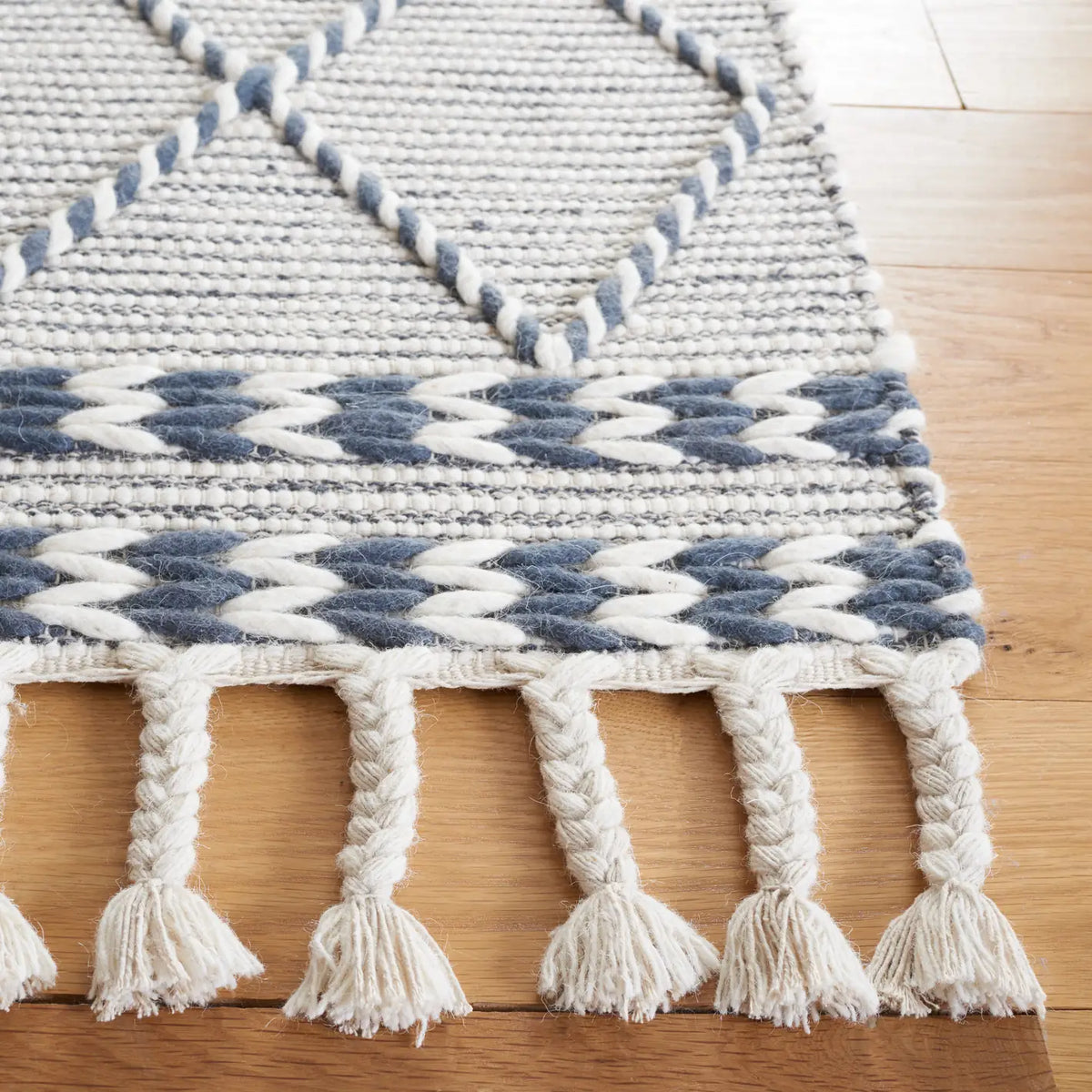 Safavieh Vermont 4'-0" x 6'-0" Rug in Ivory / Denim
