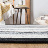 Safavieh Kilim 4'-0" x 6'-0" Rug in Black / Ivory