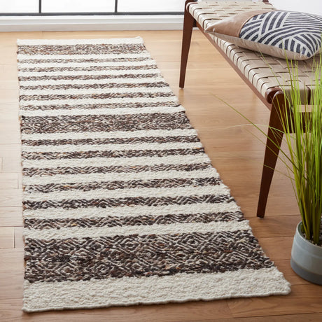 Safavieh Natura 2'-3" x 8'-0" Rug in Black / Ivory