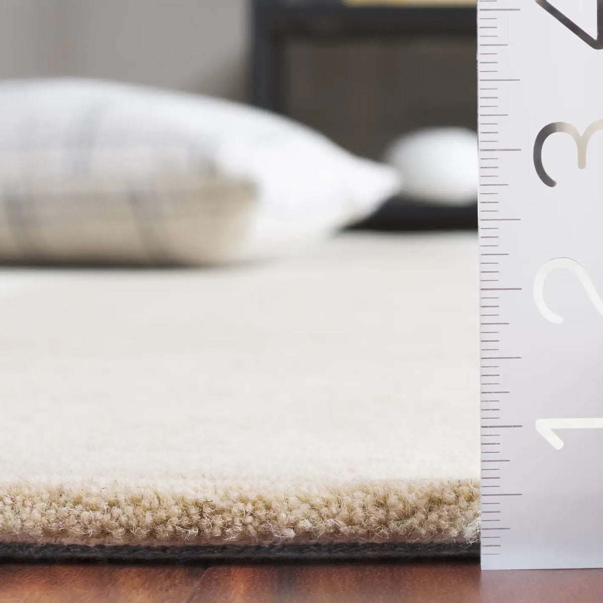 Safavieh Mirage 4'-0" x 6'-0" Rug in Ivory