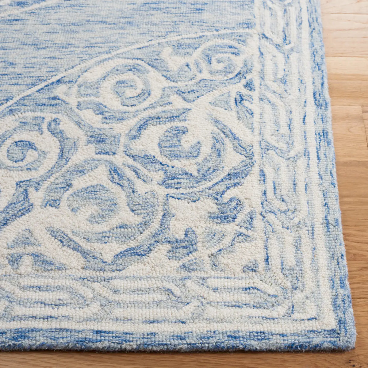 Safavieh Metro 4'-0" x 6'-0" Rug in Blue / Ivory