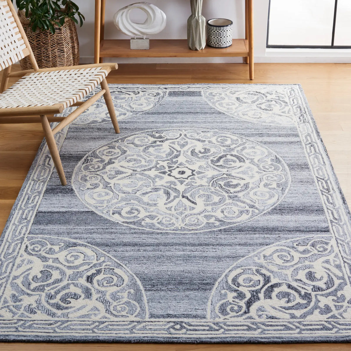 Safavieh Metro 4'-0" x 6'-0" Rug in Grey / Ivory