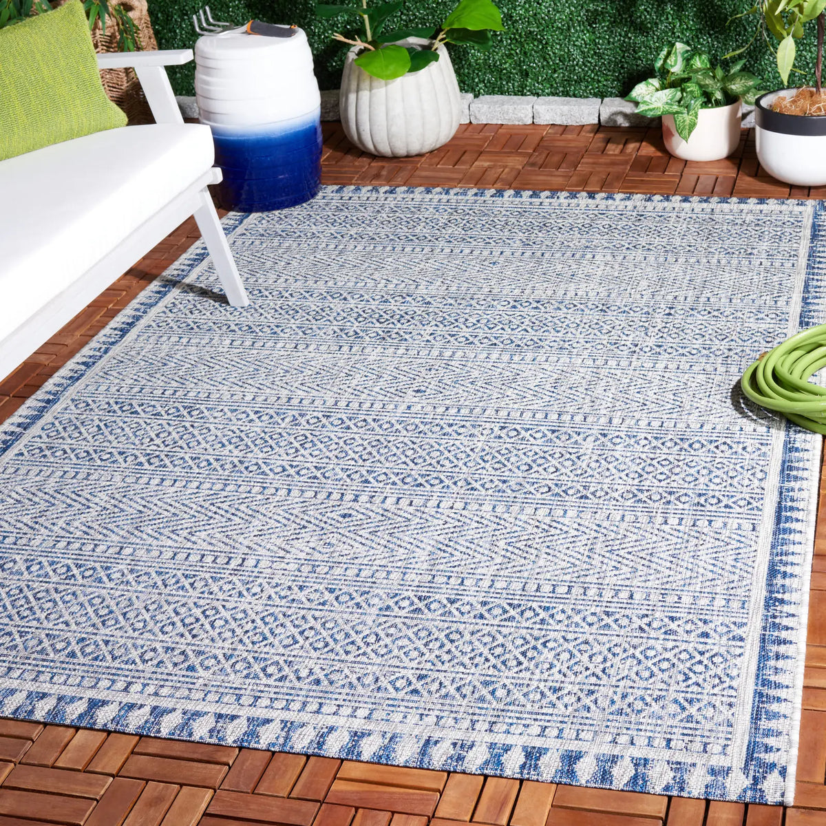 Safavieh Courtyard 5'-3" x 7'-7" Rug in Navy / Grey