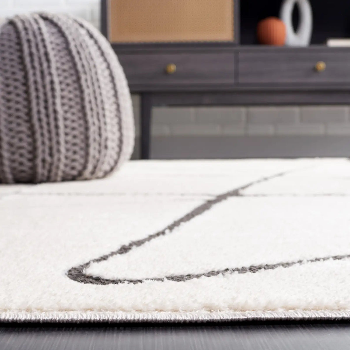 Safavieh Melody 4'-0" x 6'-0" Rug in Ivory / Black