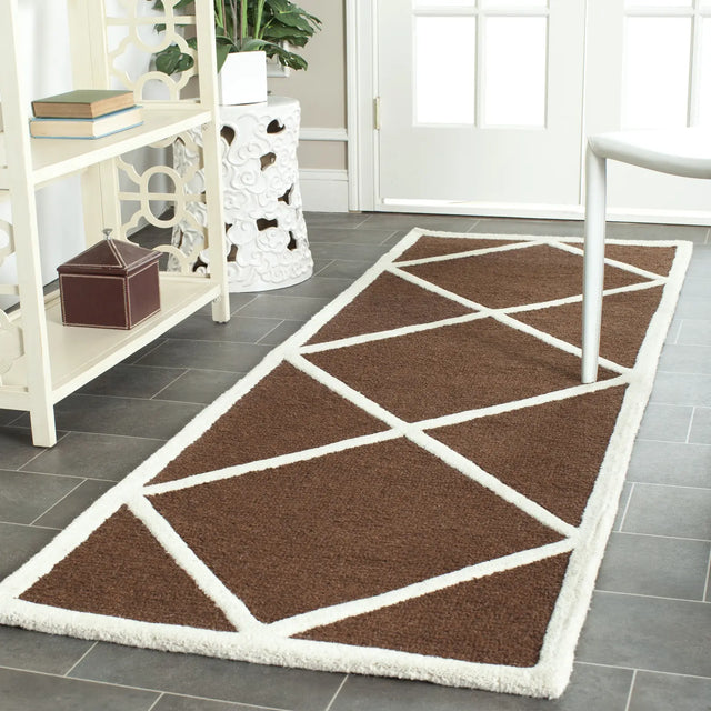 Safavieh Cambridge 2'-6" x 8'-0" Rug in Dark Brown / Ivory