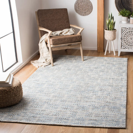 Safavieh Marbella 4'-0" x 6'-0" Rug in Navy / Beige