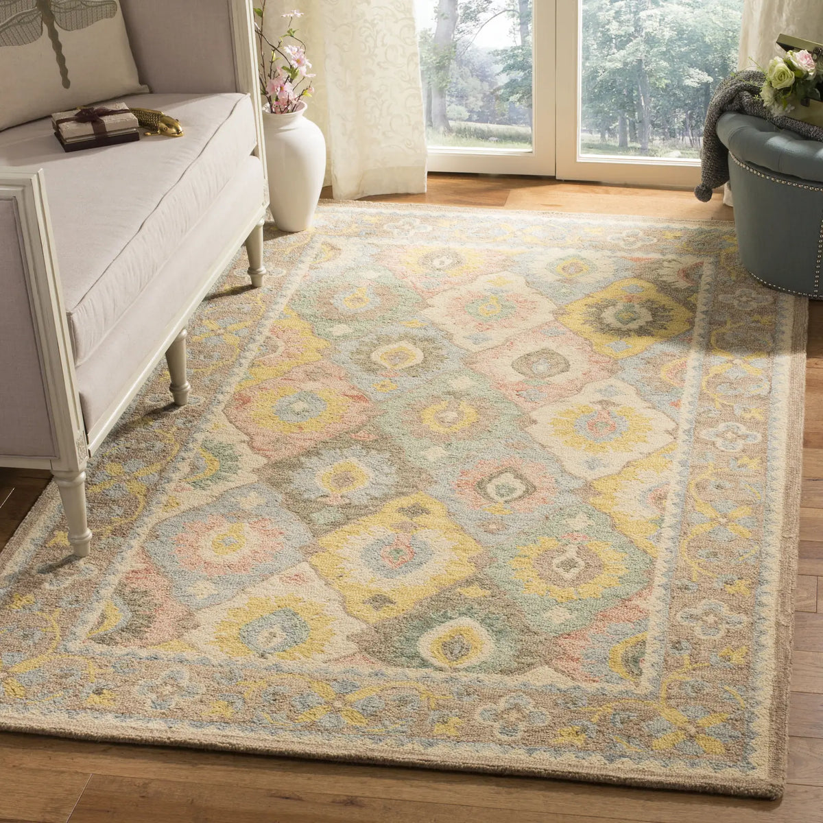 Safavieh Suzani 5'-0" x 8'-0" Rug in Ivory / Multi