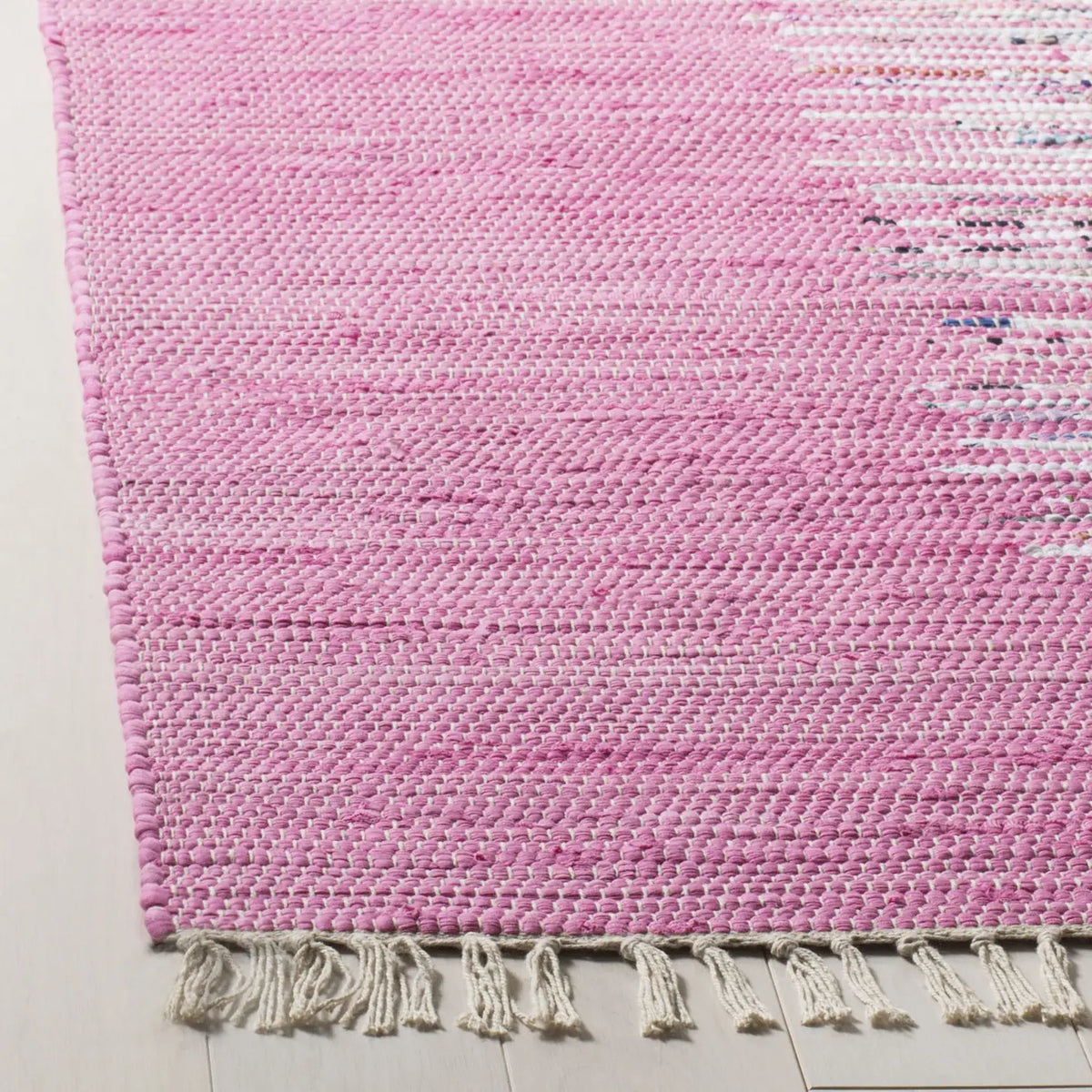 Safavieh Montauk 4'-0" x 6'-0" Rug in Ivory / Pink