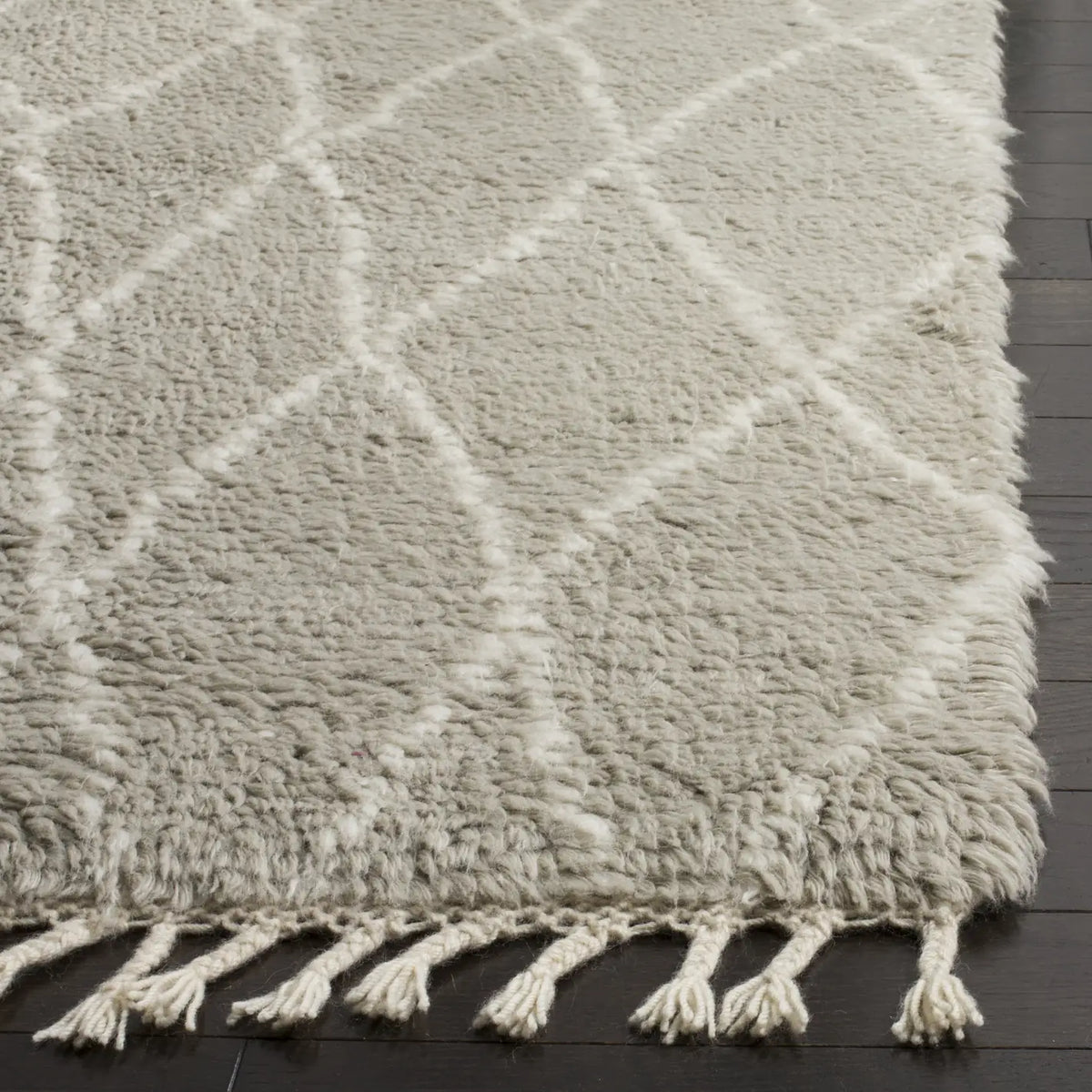 Safavieh Casablanca 5'-0" x 8'-0" Rug in Grey / Ivory