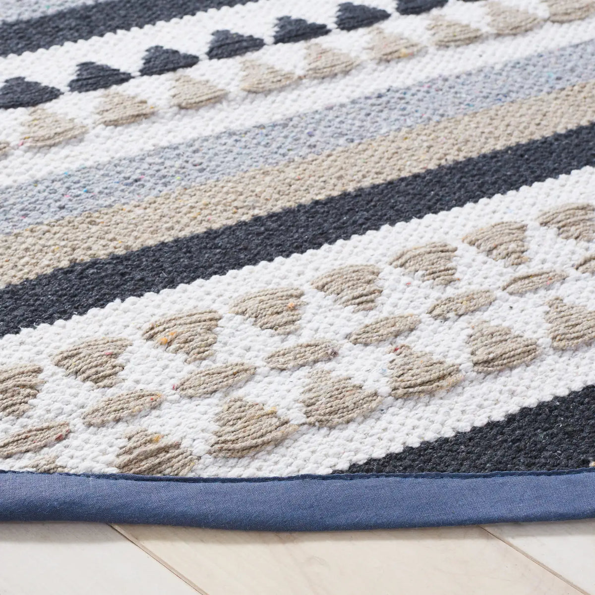 Safavieh Montauk 6'-0" x 6'-0" Rug in Grey / Ivory