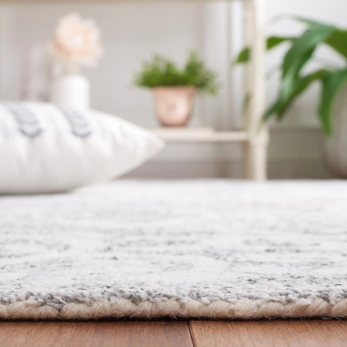 Safavieh Abstract 4'-0" x 6'-0" Rug in Ivory / Light Grey