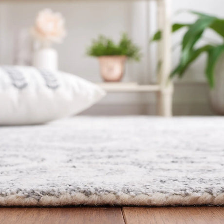 Safavieh Abstract 4'-0" x 6'-0" Rug in Ivory / Light Grey