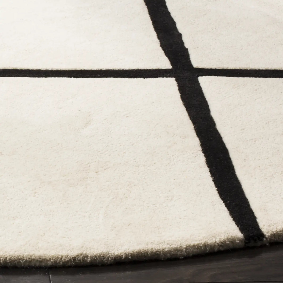 Safavieh Chatham 7'-0" x 7'-0" Rug in Ivory / Black