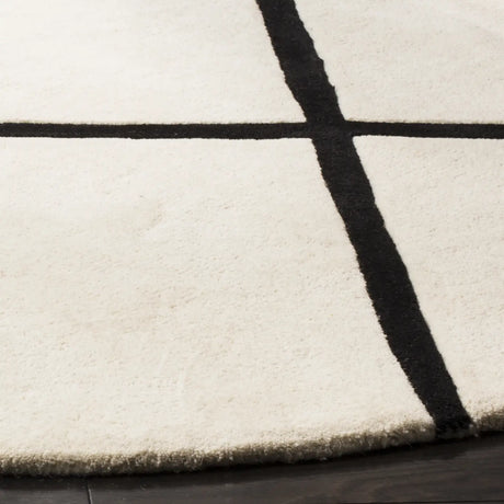 Safavieh Chatham 7'-0" x 7'-0" Rug in Ivory / Black