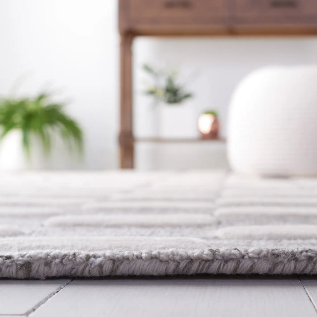 Safavieh Metro 4'-0" x 6'-0" Rug in Black / Ivory