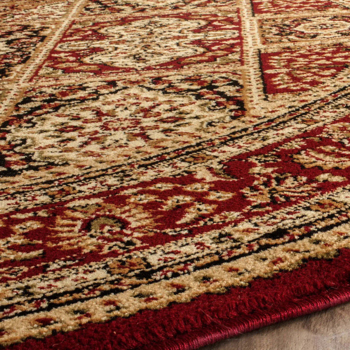 Safavieh Lyndhurst 5'-3" x 5'-3" Rug in Multi / Red