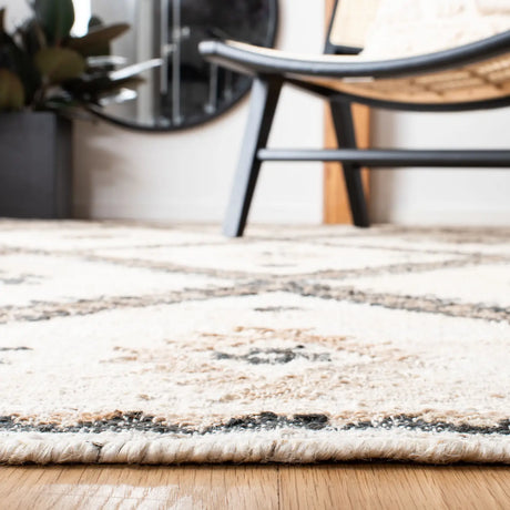 Safavieh Kilim 4'-0" x 6'-0" Rug in Ivory / Black