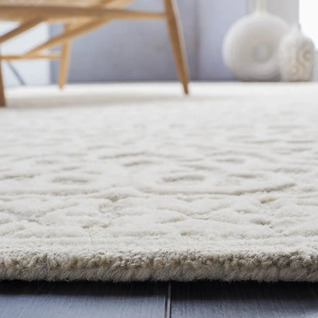 Safavieh Metro 4'-0" x 6'-0" Rug in Grey / Ivory
