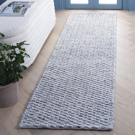 Safavieh Natura 2'-3" x 8'-0" Rug in Grey / Black