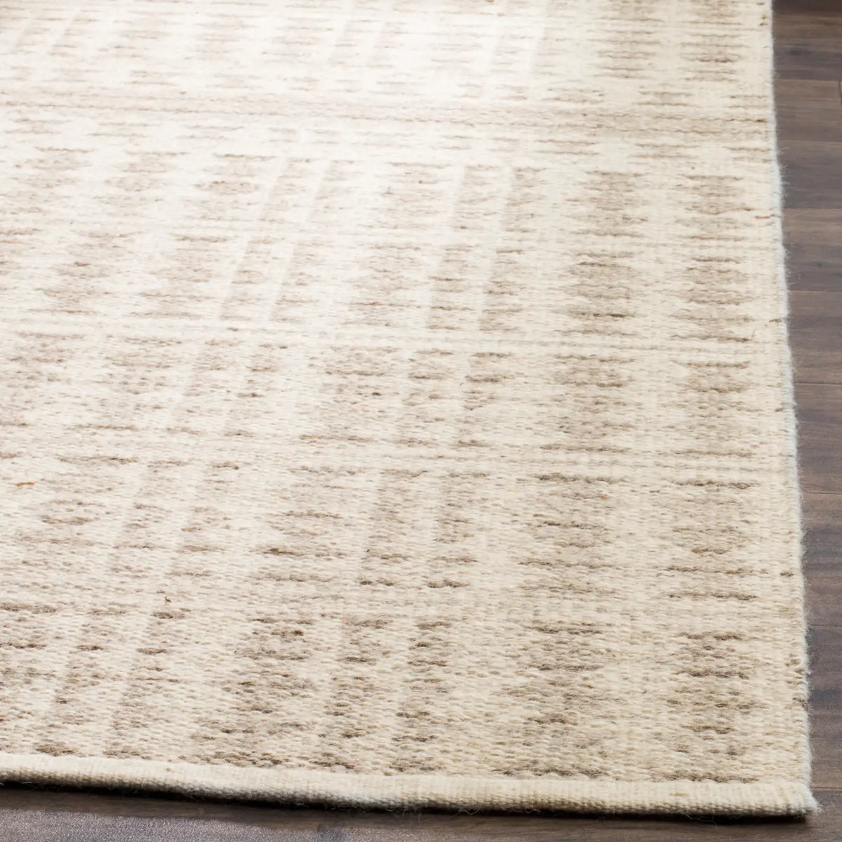 Safavieh Kilim 4'-0" x 6'-0" Rug in Ivory / Light Grey