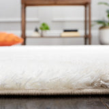 Safavieh Tahoe Shag 4'-0" x 6'-0" Rug in White / Silver
