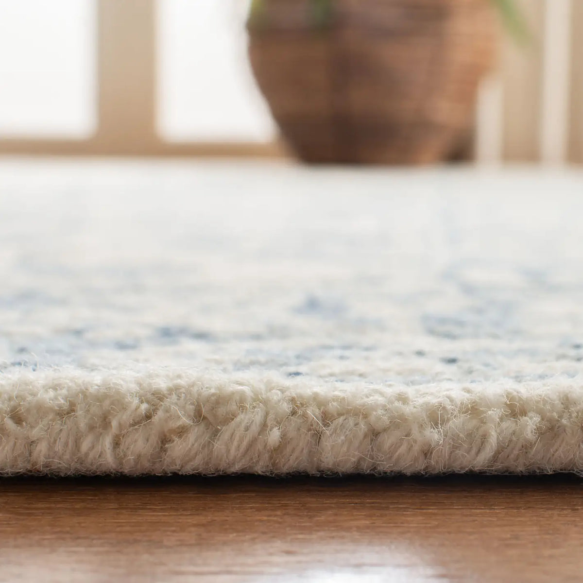 Safavieh Blossom 5'-0" x 8'-0" Rug in Ivory / Blue