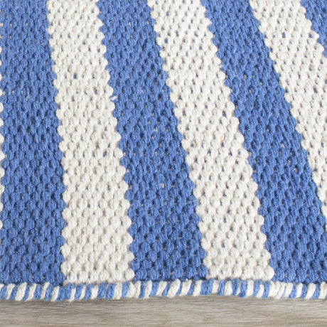 Safavieh Montauk 2'-3" x 11'-0" Rug in Ivory / Blue