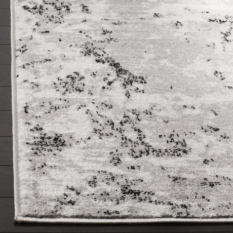 Safavieh Skyler 5'-1" x 7'-6" Rug in Grey / Ivory