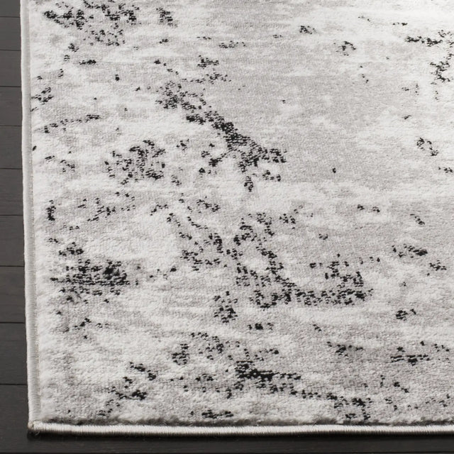 Safavieh Skyler 5'-1" x 7'-6" Rug in Grey / Ivory
