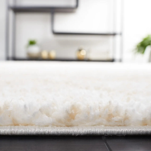 Safavieh Berber Shag 4'-5" x 6'-5" Rug in Ivory / Beige