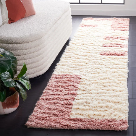 Safavieh Casablanca 2'-3" x 9'-0" Rug in Pink / Ivory