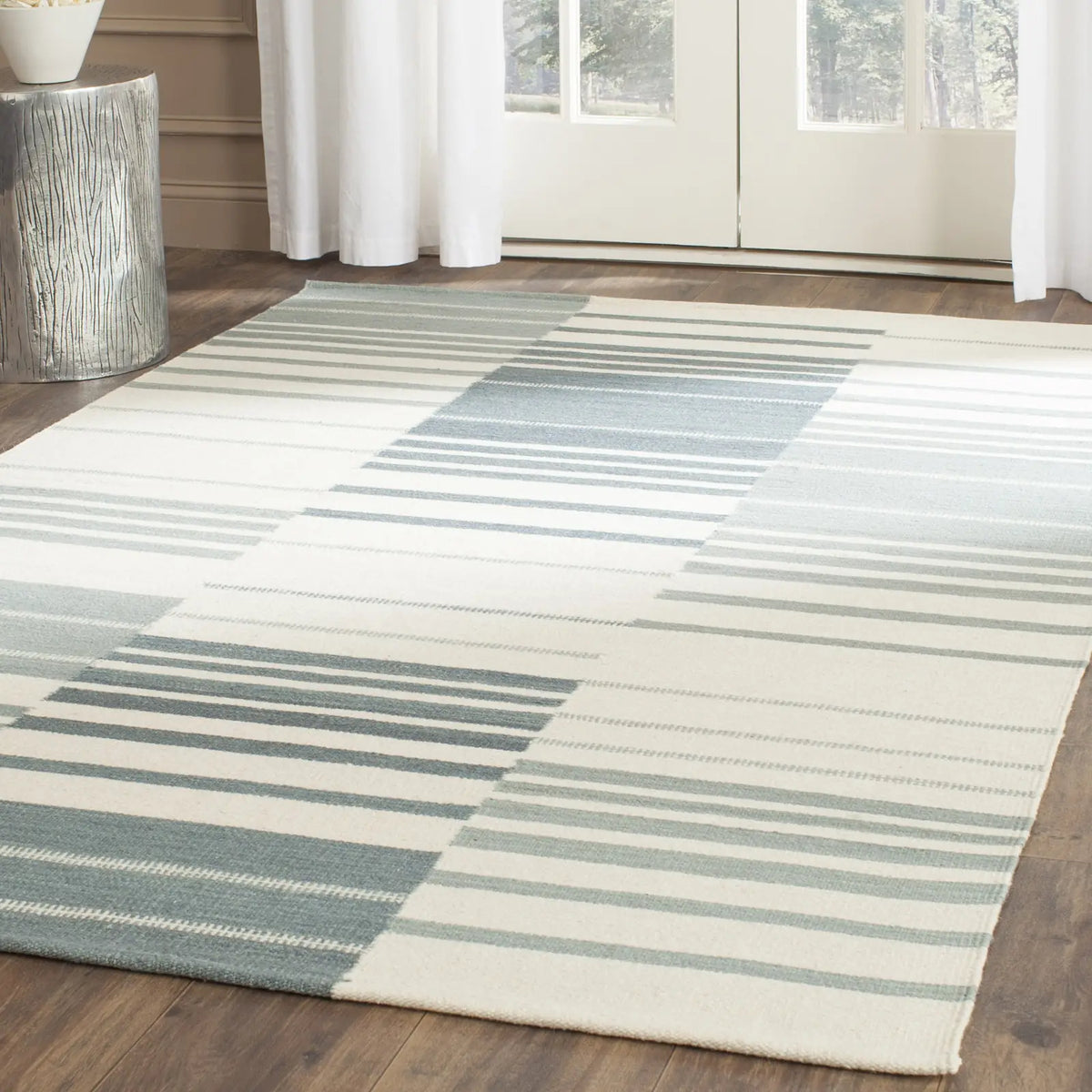 Safavieh Kilim 5'-0" x 8'-0" Rug in Blue / Ivory