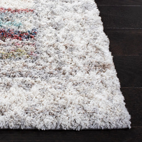 Safavieh Calista 4'-5" x 6'-5" Rug in Grey / Ivory