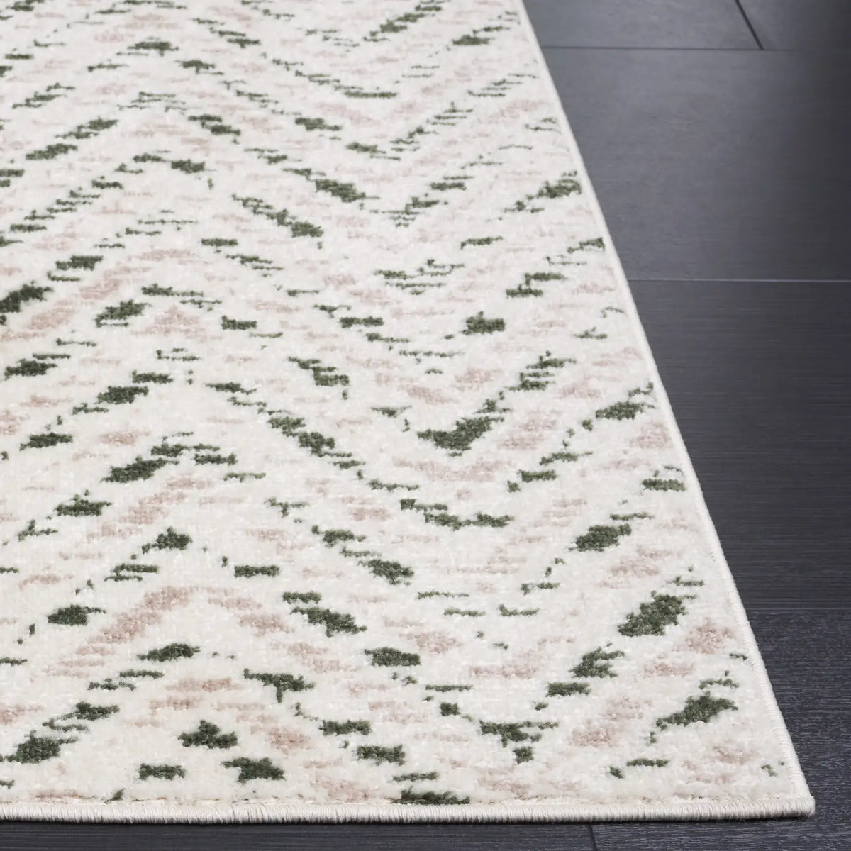 Safavieh Adirondack 4'-0" x 6'-0" Rug in Ivory / Dark Green