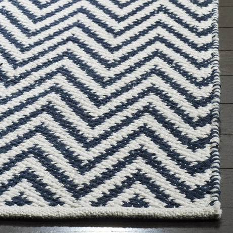 Safavieh Montauk 5'-0" x 8'-0" Rug in Navy / Ivory