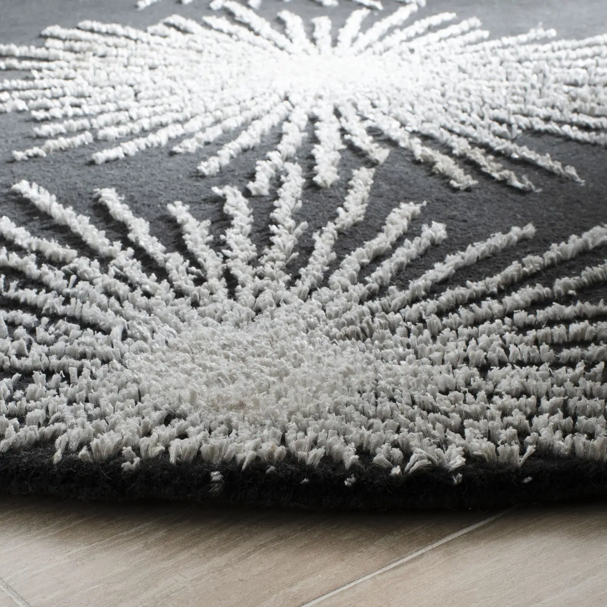 Safavieh Soho 6'-0" x 6'-0" Rug in Charcoal / Ivory