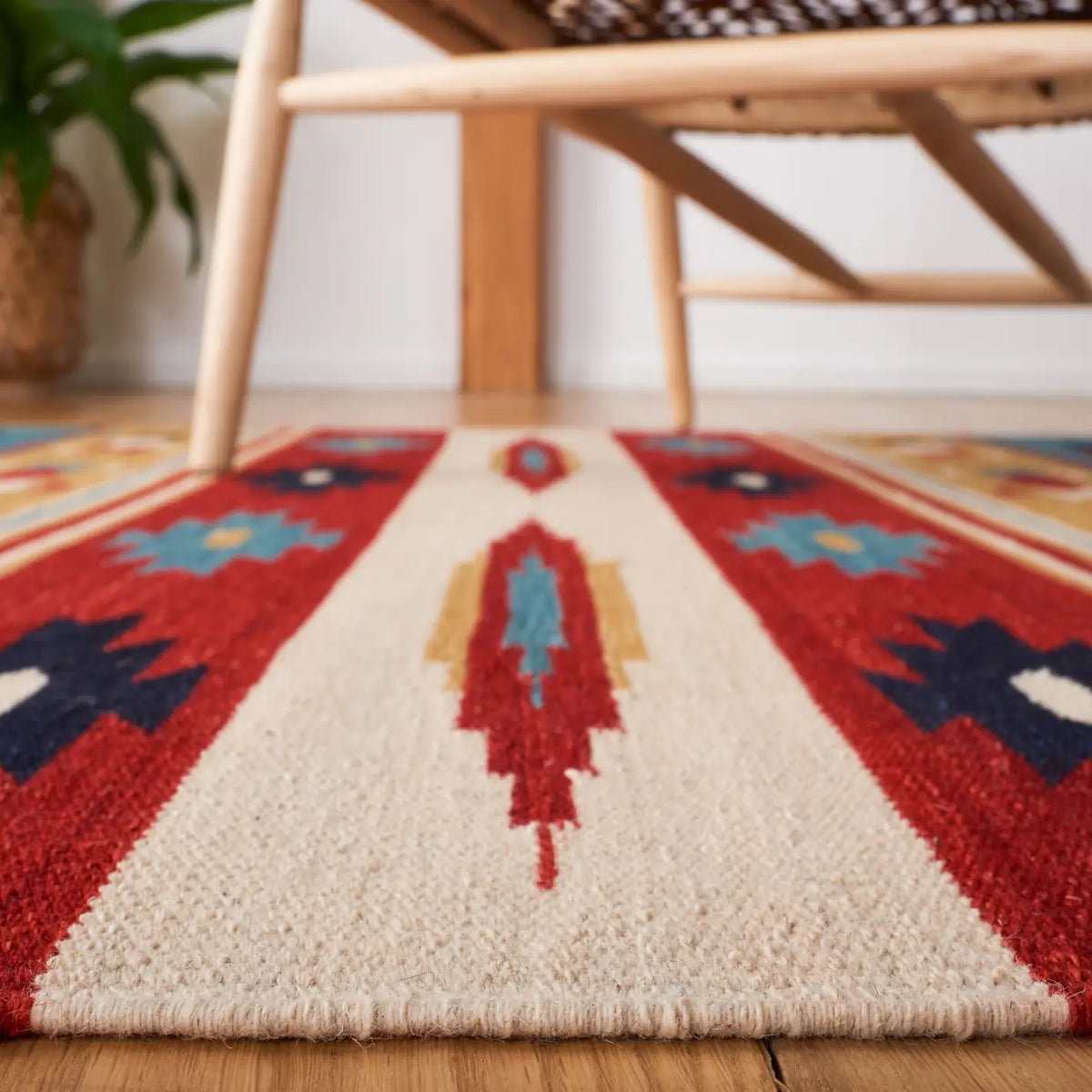 Safavieh Kilim 4'-0" x 6'-0" Rug in Beige / Red