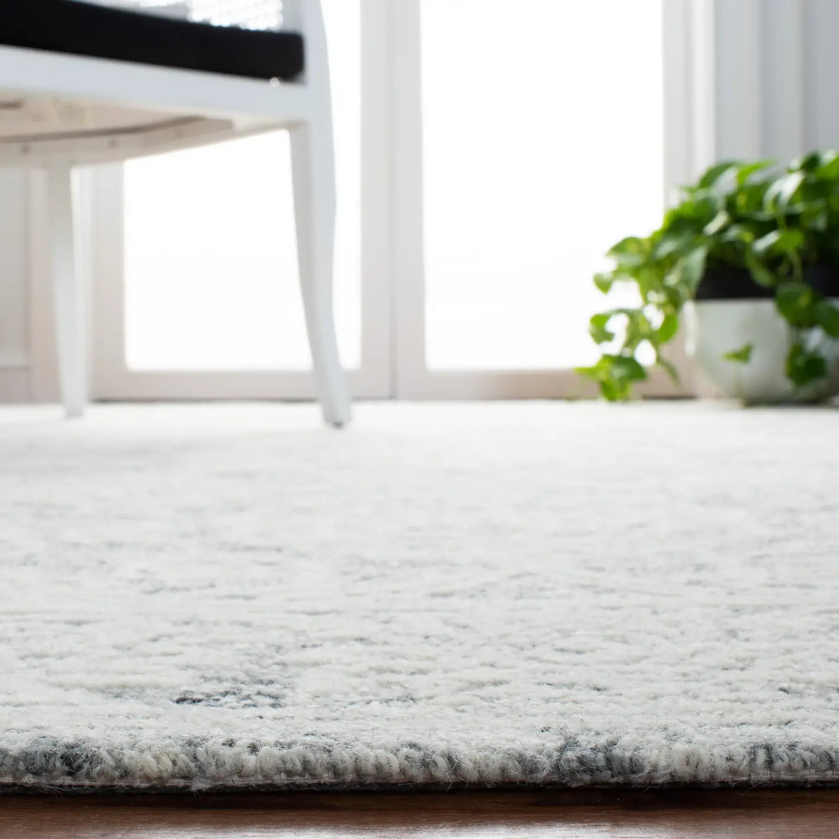 Safavieh Metro 4'-0" x 6'-0" Rug in Natural / Grey