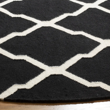 Safavieh Dhurries 6'-0" x 6'-0" Rug in Black / Ivory