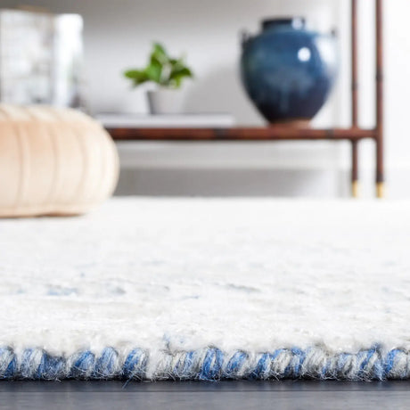Safavieh Glamour 4'-0" x 6'-0" Rug in Blue / Ivory