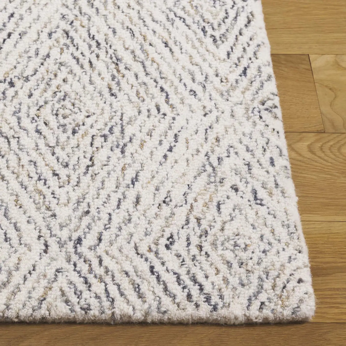Safavieh Ebony 4'-0" x 6'-0" Rug in Navy / Ivory