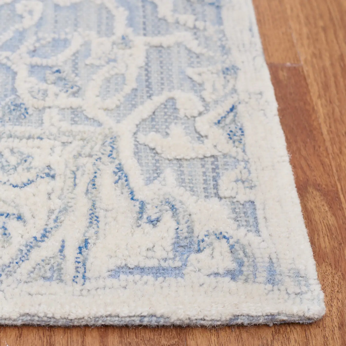 Safavieh Trace 4'-0" x 6'-0" Rug in Light Blue / Ivory